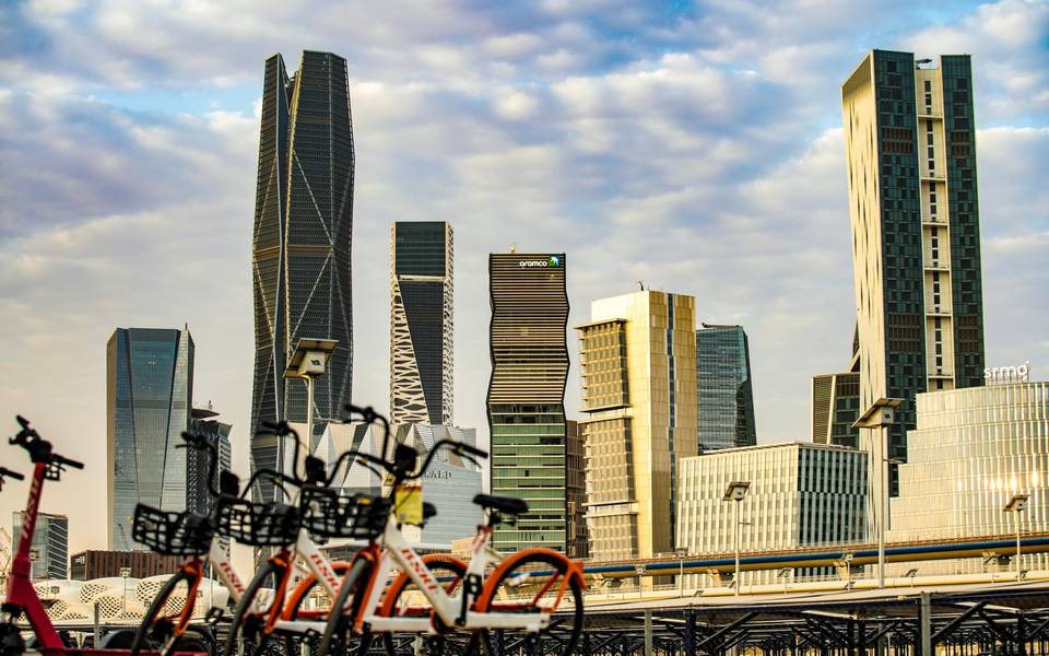 ناطحات سحاب حديثة في الرياض تحت سماء غائمة وأمامها دراجات مصطفة